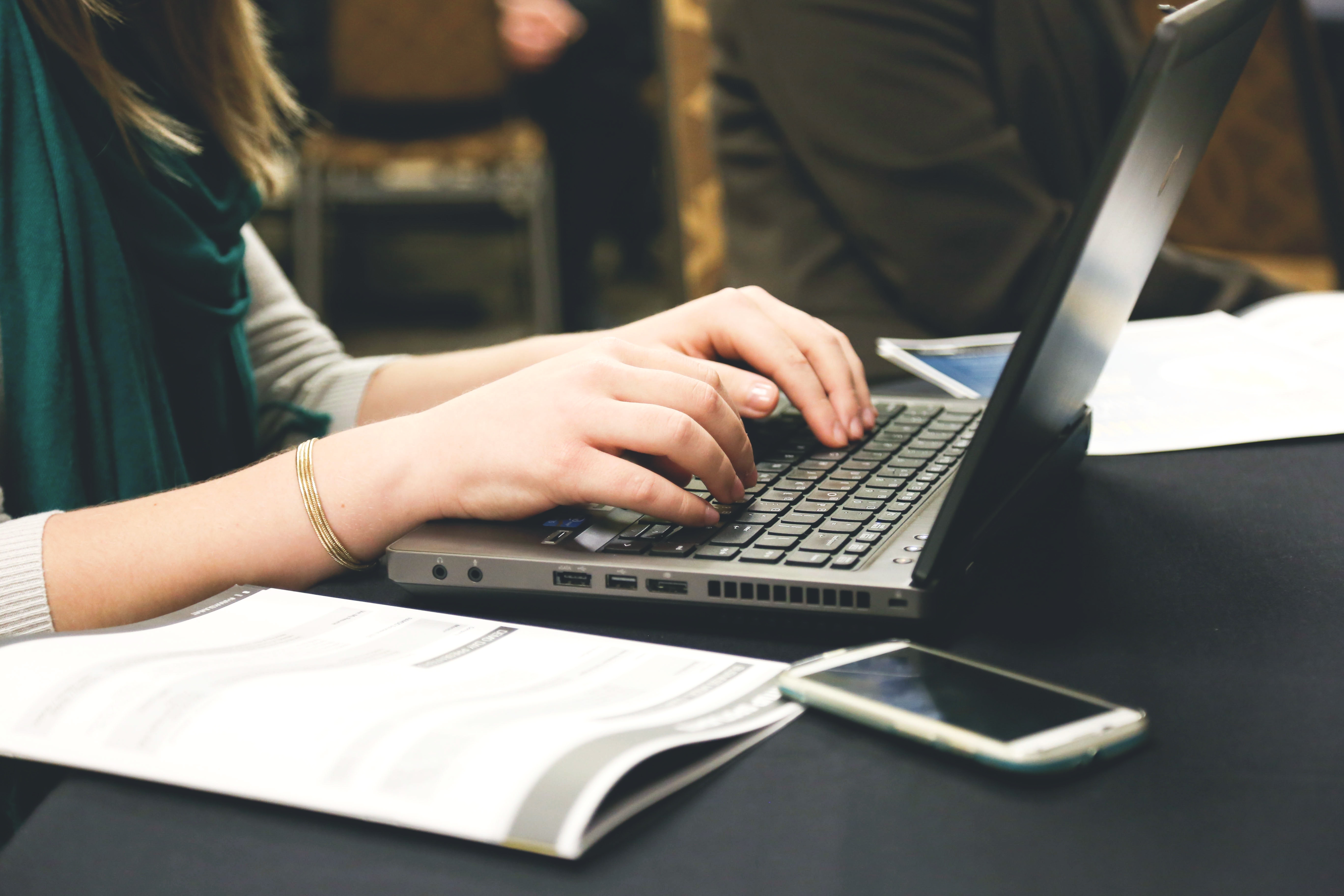 woman-typing-writing-programming-7112.jpg (1.01 MB)